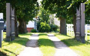 Einfahrt zum Reiterhof an der Ostsee